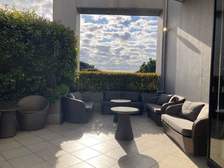 ゲスト待合室までの外の広場