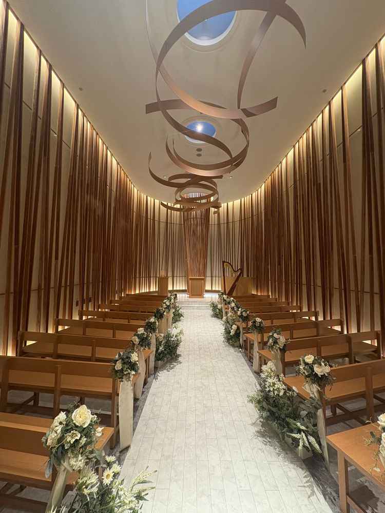 チャペルです。2月には天井部分が天窓になり、自然光が差し込みさらに素敵な空間にリニューアル予定。