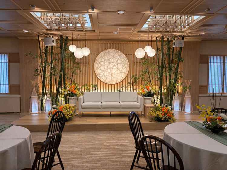 リニューアルした披露宴会場、木の香りがした