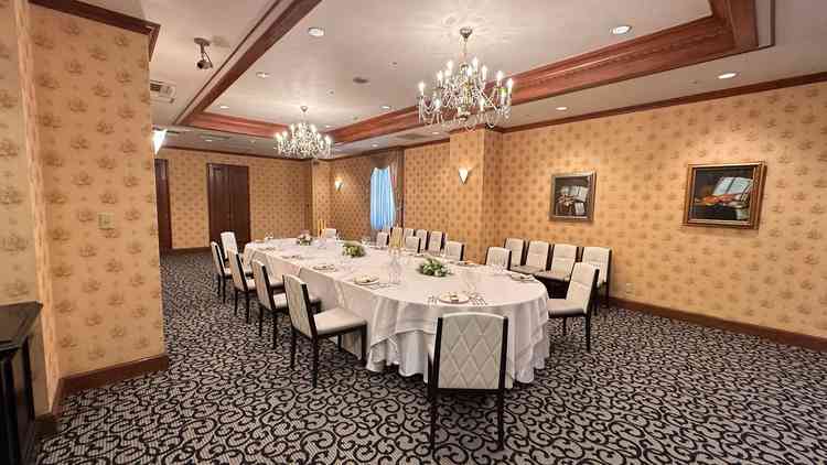 宴会場の一部屋です。少人数の場合にはこちらのお部屋がピッタリ。可愛らしい雰囲気です。