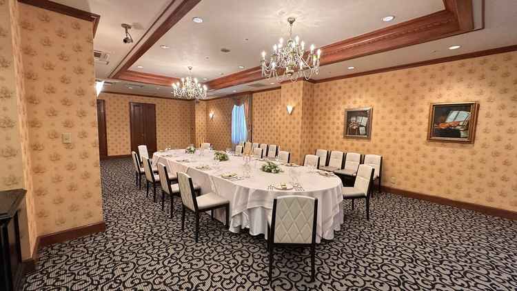 宴会場の一部屋です。少人数の場合にはこちらのお部屋がピッタリ。可愛らしい雰囲気です。