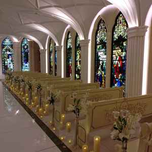 通路、正面ともステンドグラスが美しいです。