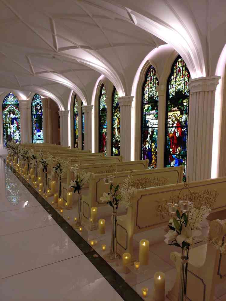 通路、正面ともステンドグラスが美しいです。