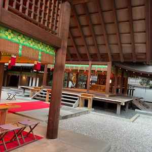 挙式を行う本殿。半屋外で開放的な雰囲気を感じられると同時に、木材の温かみのある素敵な建物でした。