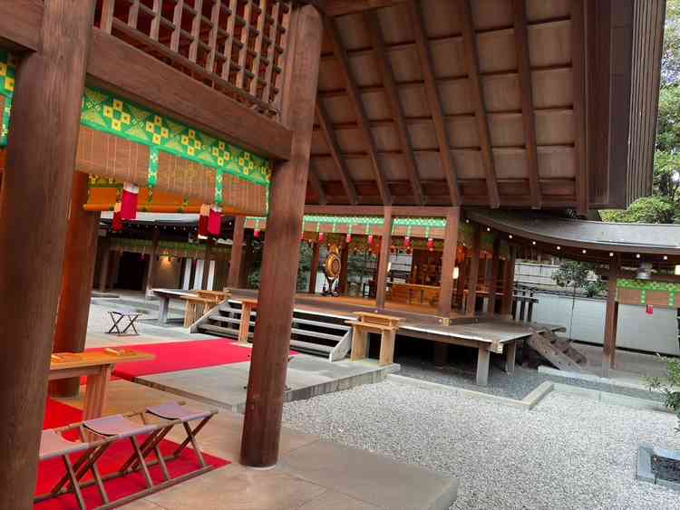 挙式を行う本殿。半屋外で開放的な雰囲気を感じられると同時に、木材の温かみのある素敵な建物でした。