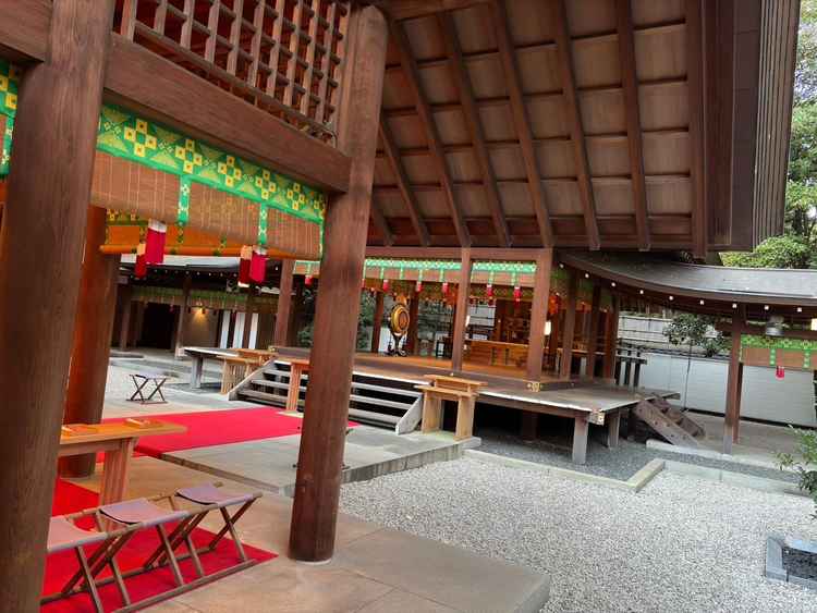 挙式を行う本殿。半屋外で開放的な雰囲気を感じられると同時に、木材の温かみのある素敵な建物でした。