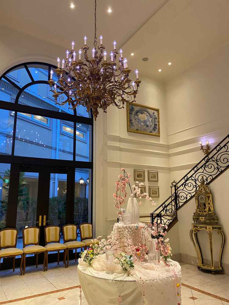 ゲストが最初に入る玄関的な空間。シャンデリアや装飾が華やかで結婚式場らしさを感じた。