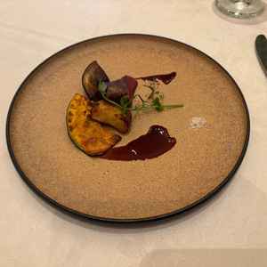 お肉料理の写真です。口の中で旨みが広がりとても満足でした。