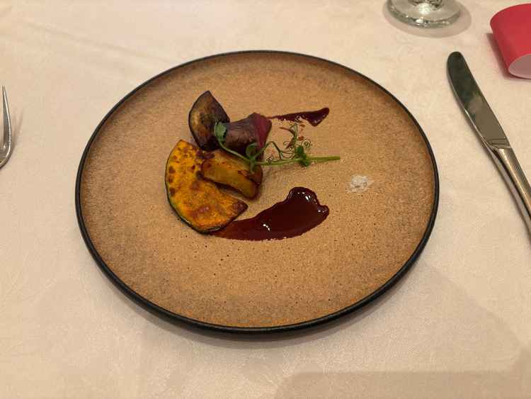 お肉料理の写真です。口の中で旨みが広がりとても満足でした。