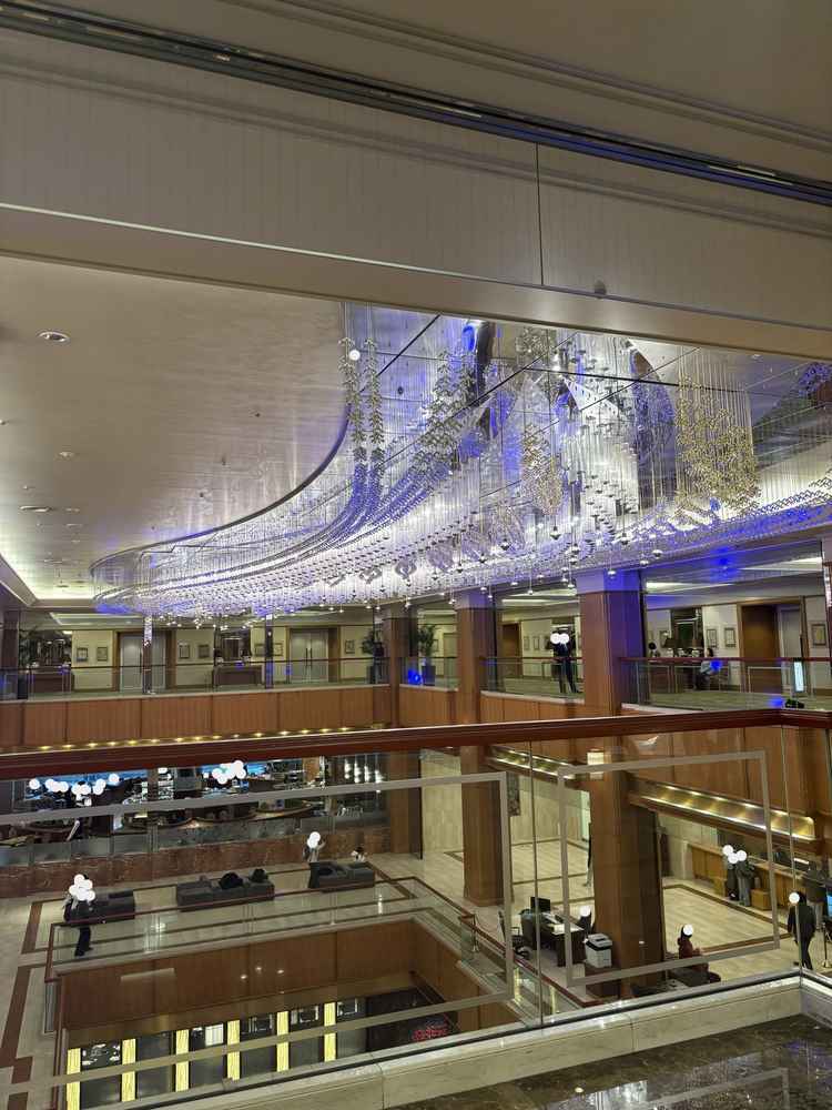 ロビー。天の川をイメージしているとのこと。