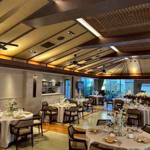 披露宴会場（バリ）。明るさと木の醸し出す温かさが魅力的です。肩肘張らずリラックスして楽しめそうでした