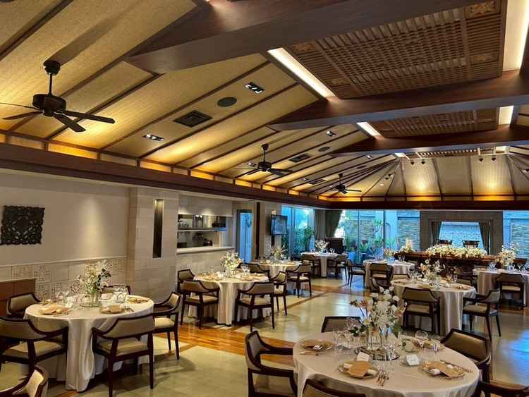 披露宴会場（バリ）。明るさと木の醸し出す温かさが魅力的です。肩肘張らずリラックスして楽しめそうでした