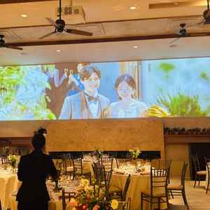 披露宴会場（会場の紹介映像がプロジェクターに投影）