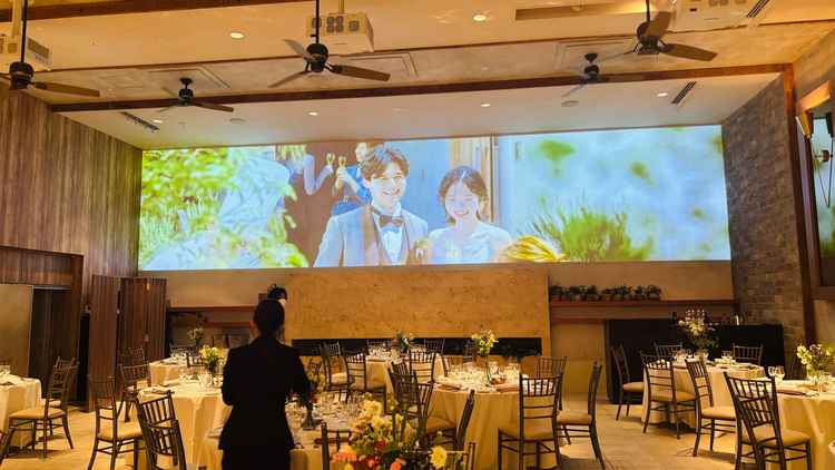 披露宴会場（会場の紹介映像がプロジェクターに投影）