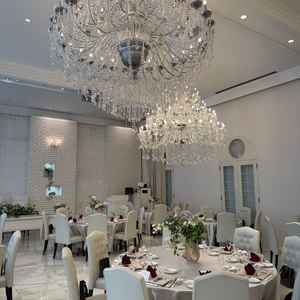 披露宴会場のシャンデリアがかなり大きくてきれいだった。