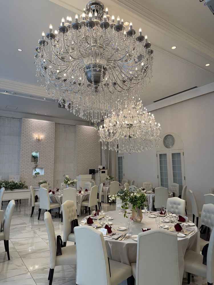 披露宴会場のシャンデリアがかなり大きくてきれいだった。