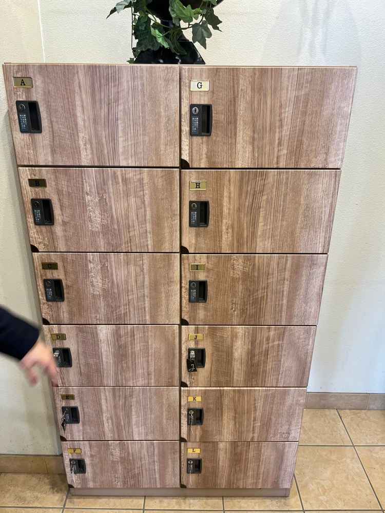 ロッカーが正面からエレベーター乗った目の前にあり、貴重品やサプライズプレゼントを入れられます。