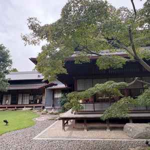 散策もできるお庭は丁寧に手入れがされていて、周りの景色も見えず落ち着きがあります。