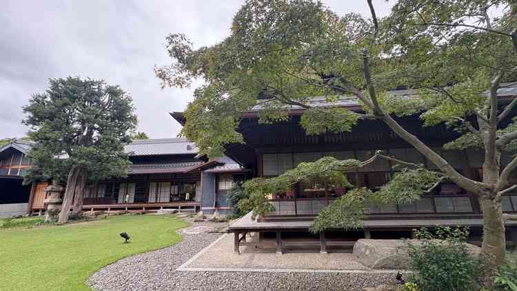 散策もできるお庭は丁寧に手入れがされていて、周りの景色も見えず落ち着きがあります。