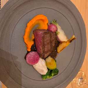 お料理のメインです。これで中程度のランクでつくお料理とのこと。