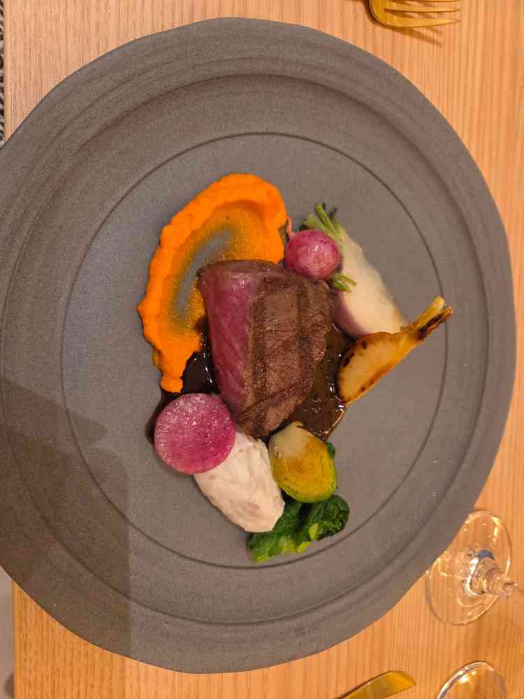 お料理のメインです。これで中程度のランクでつくお料理とのこと。