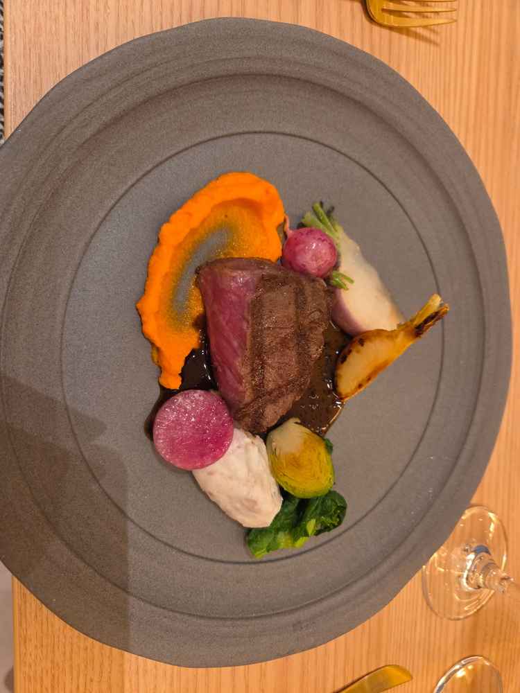 お料理のメインです。これで中程度のランクでつくお料理とのこと。