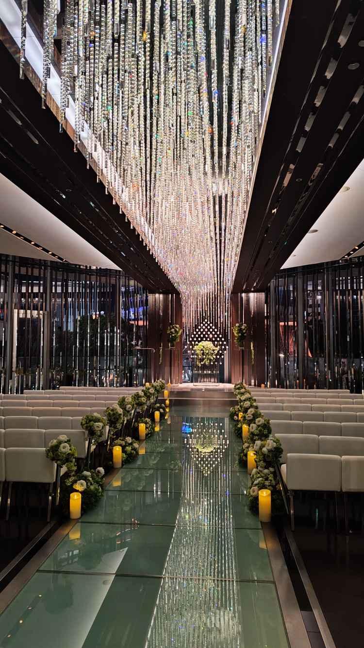 チャペルの写真。シャンデリアが印象的でした。