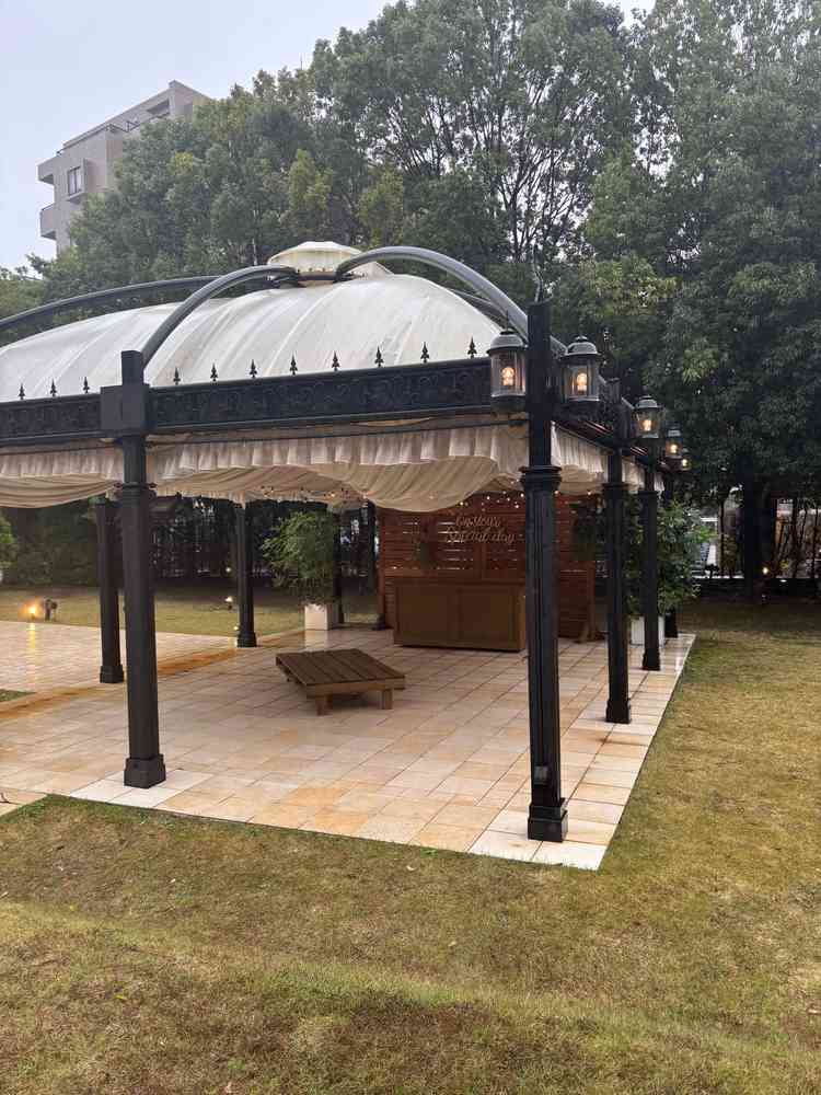 ガーデンパーティができるそうです。お酒好きの方にはお酒を振る舞うおもてなしもできるそうです。