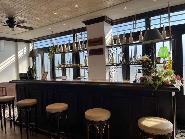 ゲストに控え室でウェルカムドリンクなどを提供するバーカウンター