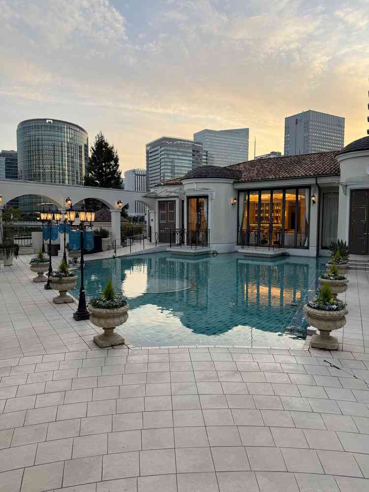 式場前のプール。風船の演出や、フラワーシャワーができるそうです。