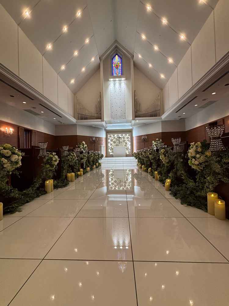 チャペルの中。天井が高く、壁が木目調で白のドレスを着ても被らないのがポイント。