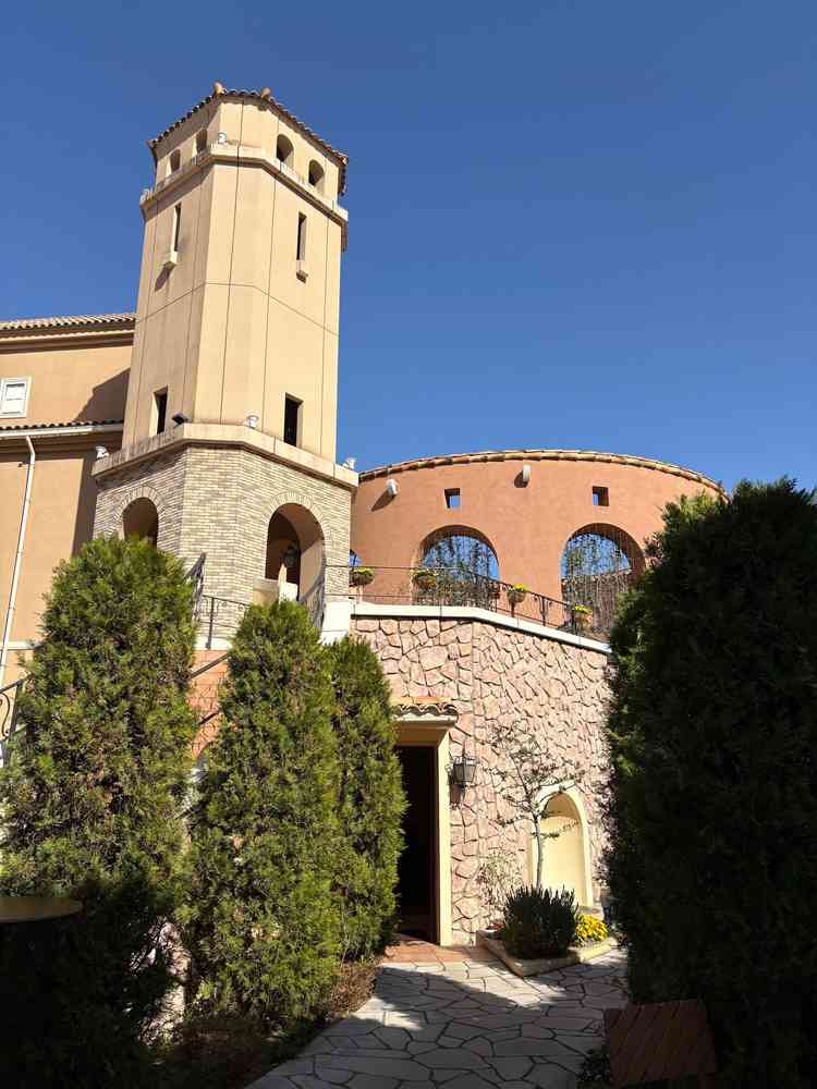 南フランスの街並みのような外観