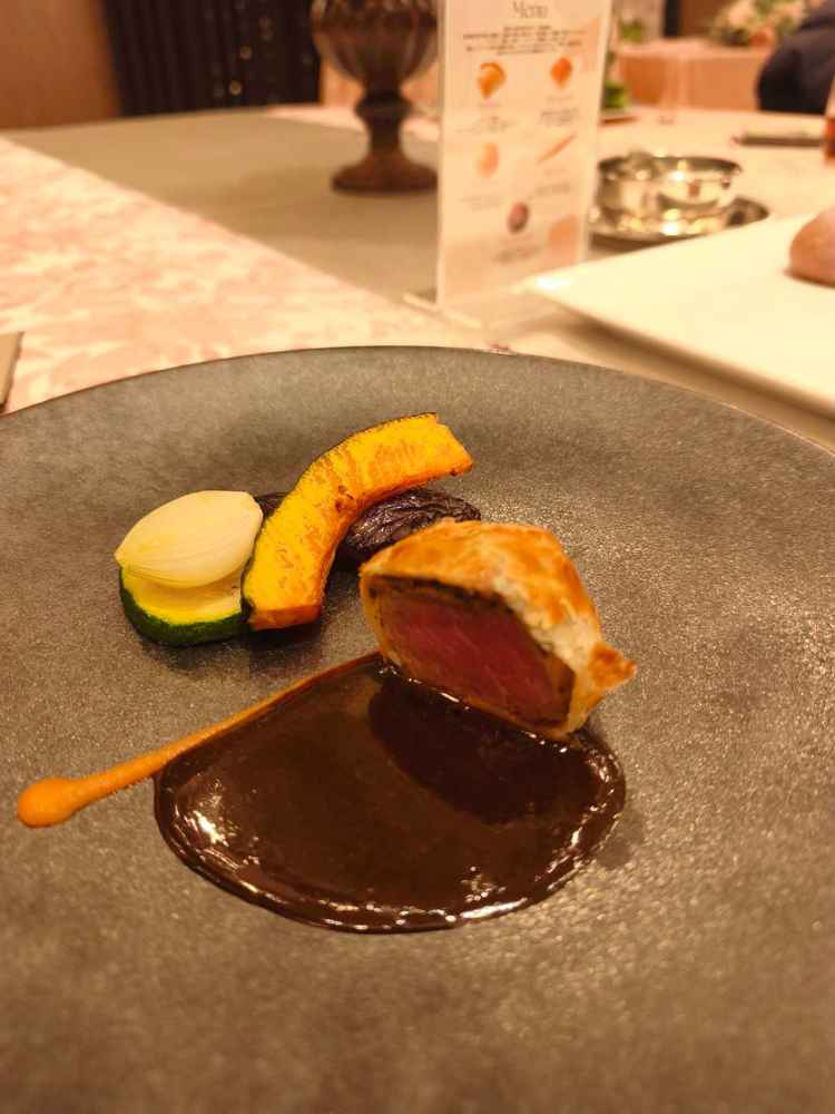 お料理は細部まで拘っていて、非常に美味しかったです。特にデザートは演出含め素晴らしかったです。