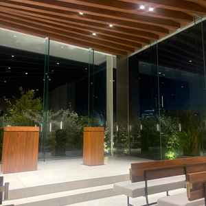 チャペルの前方。ガラス張りになっておりみなとみらいを一望できる。