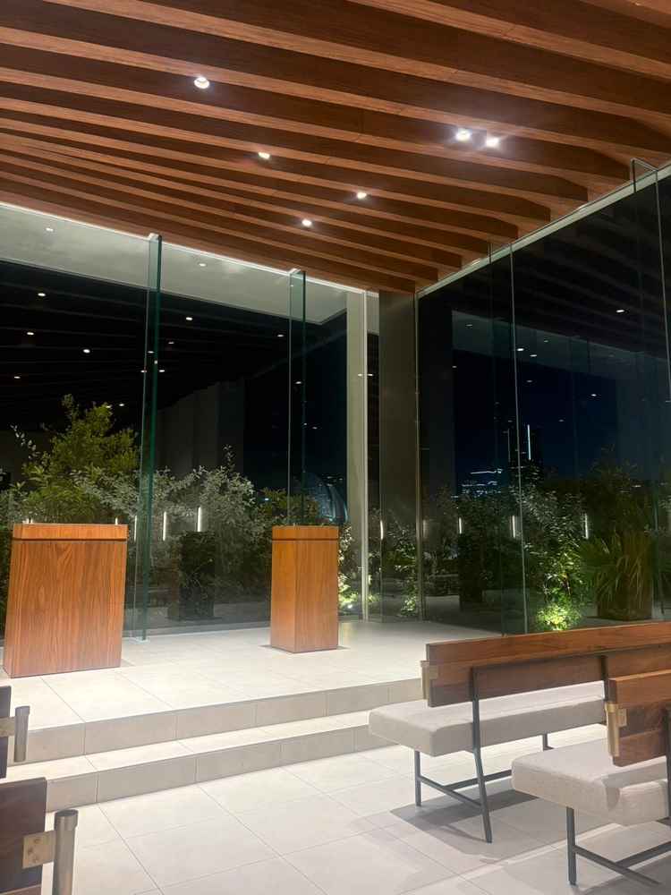 チャペルの前方。ガラス張りになっておりみなとみらいを一望できる。