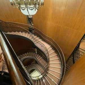 ファーストミートする螺旋階段