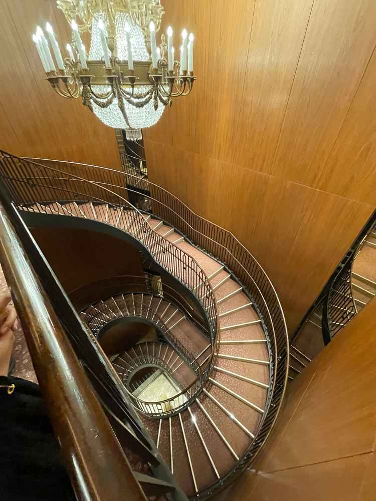 ファーストミートする螺旋階段