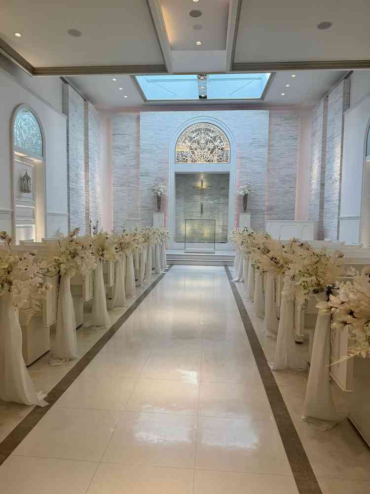 チャペルは天井からの自然光が入って綺麗でした。