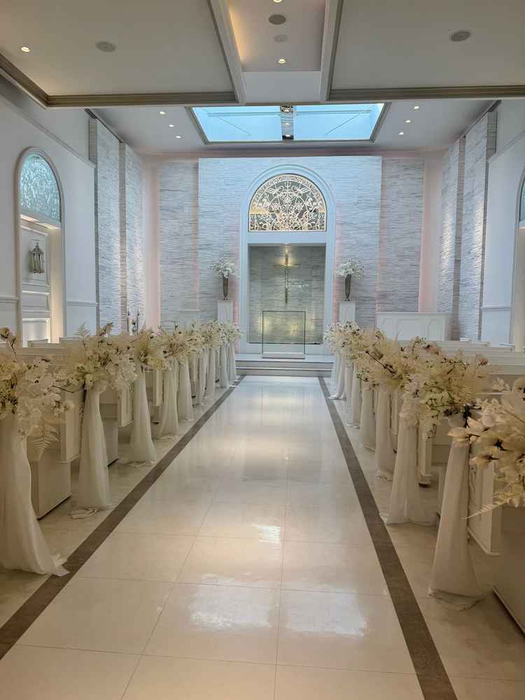 チャペルは天井からの自然光が入って綺麗でした。