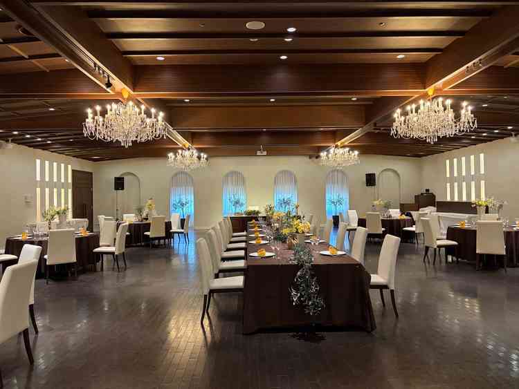 シックな印象の披露宴会場。高級感があった。