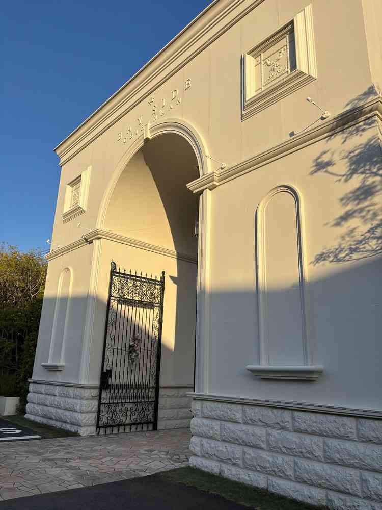 フランスの凱旋門を意識した印象的な式場の入り口。