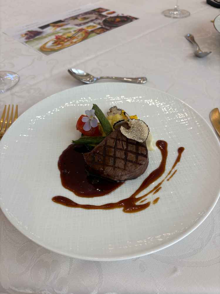 メイン料理は、季節の食材が生かされ、お肉も柔らかく、とても美味しかったです。