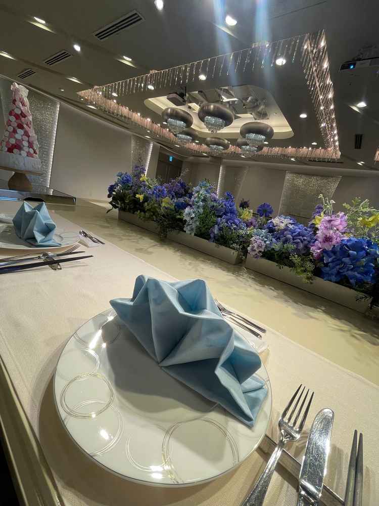 披露宴会場の新郎新婦の席