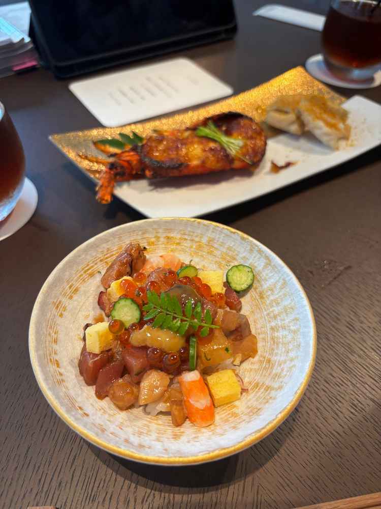 ちらし寿司（1人分）、奥にあるのが有名な伊勢エビ、甘鯛（ともに2人分）。もちろん美味しかったです。