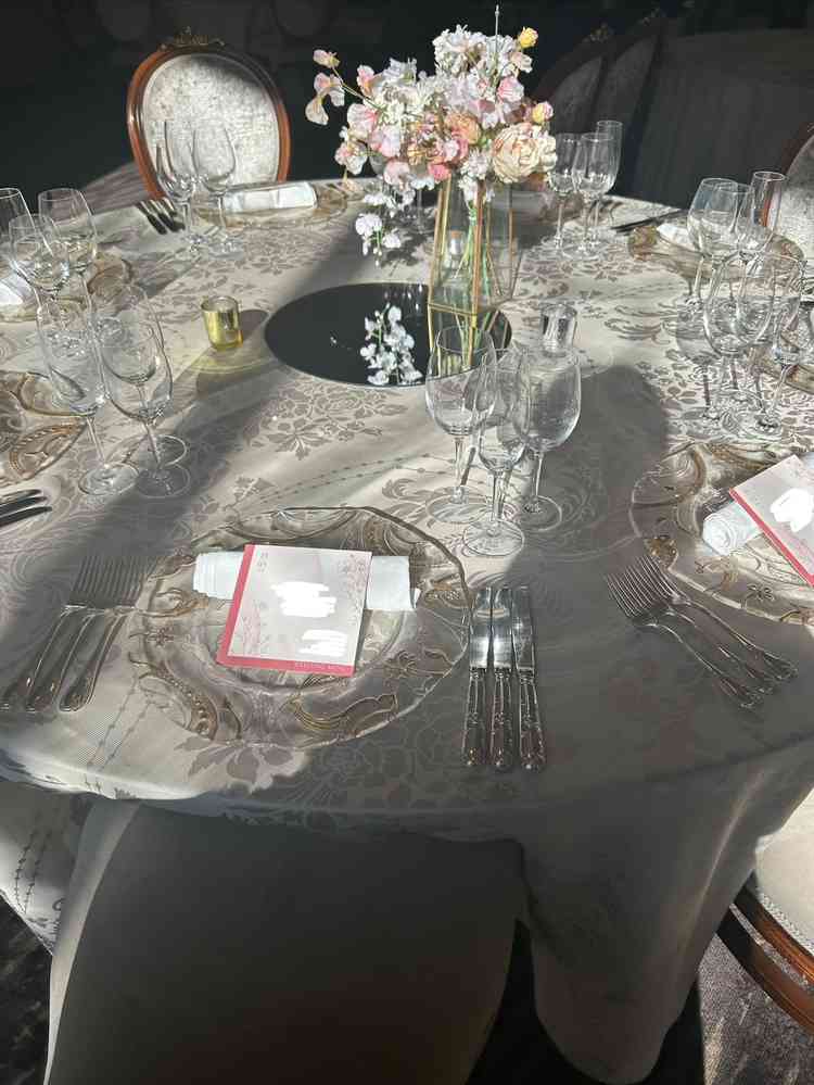 上品な仕上がりで、特にお皿の柄がとてもかわいらしかった。テーブルクロスの色は装飾に合わせ選べる。