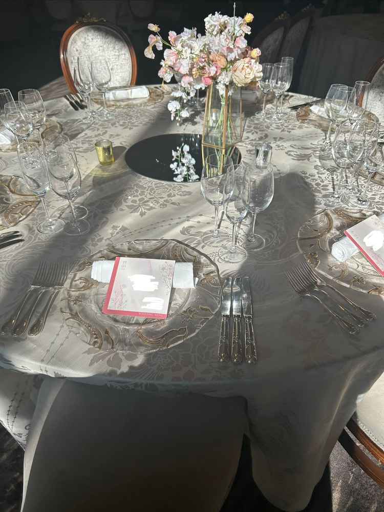 上品な仕上がりで、特にお皿の柄がとてもかわいらしかった。テーブルクロスの色は装飾に合わせ選べる。