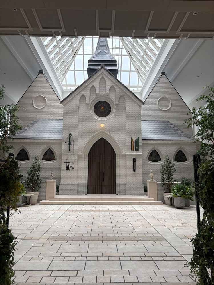 光が差し込む全天候型のチャペルが綺麗だった