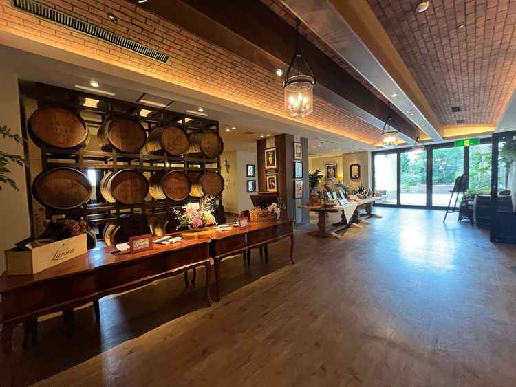 披露宴会場前に小スペースがあるお部屋。当日は特に装花等しなくてもフォトスペースが多く楽しめそう