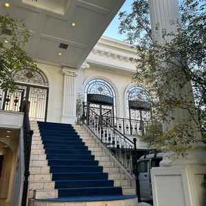 外の大階段です。ここでフラワーシャワーなどができるとのことでした。