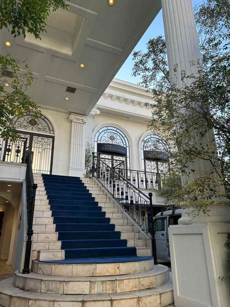 外の大階段です。ここでフラワーシャワーなどができるとのことでした。